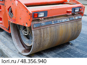 Пневмошинный каток  на дорожных работах. Heavy Vibration roller compactor for road repairing. Стоковое фото, фотограф Татьяна Д / Фотобанк Лори