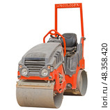 Часть пневмошинного катка  на белом фоне. Part of a heavy Vibration roller compactor for road repairing  on white background. Стоковое фото, фотограф Татьяна Д / Фотобанк Лори