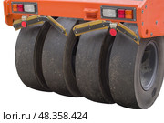 Часть пневмошинного катка  на белом фоне. Part of a heavy Vibration roller compactor for road repairing  on white background. Стоковое фото, фотограф Татьяна Д / Фотобанк Лори