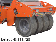 Часть пневмошинного катка  на белом фоне. Part of a heavy Vibration roller compactor for road repairing  on white background. Стоковое фото, фотограф Татьяна Д / Фотобанк Лори