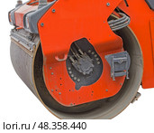 Часть пневмошинного катка  на белом фоне. Part of a heavy Vibration roller compactor for road repairing  on white background. Стоковое фото, фотограф Татьяна Д / Фотобанк Лори