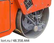 Часть пневмошинного катка  на белом фоне. Part of a heavy Vibration roller compactor for road repairing  on white background. Стоковое фото, фотограф Татьяна Д / Фотобанк Лори