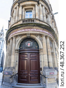 Entrance of London Magistrates Court with Ornate Stonework and Grand Wooden Doors. Стоковое фото, фотограф Zydrius Tartenis / Фотобанк Лори