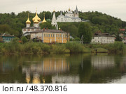 Весенний пейзаж на реке Клязьма - с храмами и зданиями монастырей на холмах древнего и самобытного города Гороховец Владимирской области и их отражениями в глади реки. Стоковое фото, фотограф Irina Solonina / Фотобанк Лори