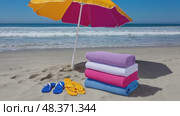 Beach umbrella and towels on sandy shore. Стоковое AI-видео, аниматор Юрий Поздников / Фотобанк Лори