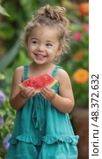 Adorable toddler girl enjoying watermelon slice in garden. Стоковое AI-видео, аниматор Юрий Поздников / Фотобанк Лори