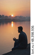 A lone mourner sitting by a river at twilight, his reflection blurred in the water as he whispers prayers for the martyrs of Karbala. Стоковое AI-видео, аниматор Sergey Grishin / Фотобанк Лори