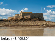 View of the Petit Be Fort on a small island and the exposed ocean floor at low tide on a sunny summer day, Saint-Malo, Brittany, France. Стоковое фото, фотограф Ula Ulachka / Фотобанк Лори