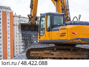 Heavy machinery for construction and landscaping. An excavator on a construction site in close-up. An excavator loads crushed stone into a bucket for construction. Стоковое фото, фотограф Photojuli / Фотобанк Лори