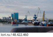 Городской пейзаж г. Астрахани. Современная архитектура и плавучие краны на Волге. Набережная Астрахани. Редакционное фото, фотограф Тамара Селиванова / Фотобанк Лори