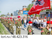 Парад Победы 9 мая посвящённый 80-й годовщине победы в Великой Отечественной войне, шествие "Бессмертного полка" по центральной улице Ленина. Город Бердск, Новосибирская область, Западная Сибирь. Редакционное фото, фотограф Евгений Мухортов / Фотобанк Лори