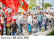 Парад Победы 9 мая посвящённый 80-й годовщине победы в Великой Отечественной войне, шествие "Бессмертного полка" по центральной улице Ленина. Город Бердск, Новосибирская область, Западная Сибирь. Редакционное фото, фотограф Евгений Мухортов / Фотобанк Лори