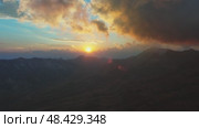 Sunset mountains and dramatic clouds. Стоковое видео, видеограф Михаил Коханчиков / Фотобанк Лори