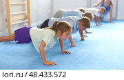 Children are performing push-ups to build upper body strength and endurance. Стоковое видео, видеограф Яков Филимонов / Фотобанк Лори