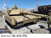 Выставка трофейной военной техники в парке ЦПКиО им. В. В. Маяковского, Екатеринбург. Танк M1A1 "Абрамс". Производитель США. Редакционное фото, фотограф Vladislav_v / Фотобанк Лори