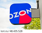 Вывеска компании OZON на фоне неба (крупный план) Редакционное фото, фотограф E. O. / Фотобанк Лори
