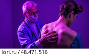 Мануальный терапевт проводит исправляет позвоночник женщине. A chiropractor conducts and corrects a woman's spine. Стоковое AI-изображение, AI-художник Смирнова Светлана / Фотобанк Лори