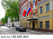 Флаги России и Белоруссии, здание Постоянного Комитета Союзного Государства в Еропкинском переулке, Москва. Солнечный весенний день. Редакционное фото, фотограф Александр Кузнецов / Фотобанк Лори