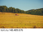 Комбайн на осеннем поле, Прибайкальский район, Бурятия, Россия. Стоковое фото, фотограф Александра Николаева / Фотобанк Лори