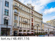 Доходный дом и гостиница Я. М. Толстого по адресу: г. Москва, ул. Старый Арбат, д. 29. Редакционное фото, фотограф Господин Никто / Фотобанк Лори