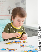 Little boy playing puzzle. Стоковое фото, фотограф Юлия Бабкина / Фотобанк Лори