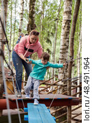 Mother with her son on obstacle course. Стоковое фото, фотограф Юлия Бабкина / Фотобанк Лори