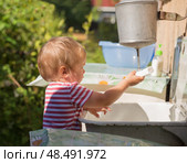 Boy washes his hands under washstand. Стоковое фото, фотограф Юлия Бабкина / Фотобанк Лори