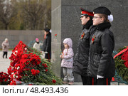Торжественное возложение цветов на Пискарёвском мемориальном кладбище в честь 80-летия Великой Победы. Редакционное фото, фотограф Роман Рожков / Фотобанк Лори
