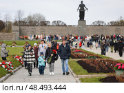 Торжественное возложение цветов на Пискарёвском мемориальном кладбище в честь 80-летия Великой Победы. Редакционное фото, фотограф Роман Рожков / Фотобанк Лори