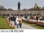 Торжественное возложение цветов на Пискарёвском мемориальном кладбище в честь 80-летия Великой Победы. Редакционное фото, фотограф Роман Рожков / Фотобанк Лори