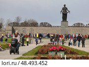 Торжественное возложение цветов на Пискаревском мемориальном кладбище в честь 80-летия Великой Победы. Редакционное фото, фотограф Роман Рожков / Фотобанк Лори