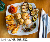 Cuttlefish served with potatoes and vegetables. Стоковое фото, фотограф Яков Филимонов / Фотобанк Лори
