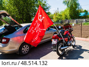 Ретромотоцикл Ява с знаменем Победы. Поселок Красная Заря, Орловская область. Редакционное фото, фотограф Владимир Шибаев / Фотобанк Лори