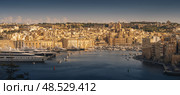 VALLETTA, MALTA - NOVEMBER 12, 2018 - The Grand Harbor Tricity bay, Birgu and Senglea islands with ships and boats in the port. Редакционное фото, фотограф Сергей Богомяко / Фотобанк Лори