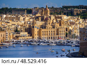 VALLETTA, MALTA - NOVEMBER 12, 2018 - The Grand Harbor Tricity bay, Birgu and Senglea islands with ships and boats in the port. Стоковое фото, фотограф Сергей Богомяко / Фотобанк Лори