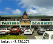 Супермаркет "Payless Market" в центре города Корор, Палау. Солнечный день (2017 год). Редакционное фото, фотограф Александр Кузнецов / Фотобанк Лори