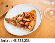 Slice of pizza with minced meat, bacon bits and barbecue sauce. Стоковое фото, фотограф Яков Филимонов / Фотобанк Лори