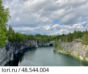 Горный парк Рускеала. Мраморный карьер. Республика Карелия (2022 год). Редакционное фото, фотограф Ирина Курносова / Фотобанк Лори
