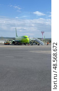 IRKUTSK, RUSSIA - May 11, 2025: Vertical video of the Irkutsk airport runway with runway markings for preparing of flight of modern green S7 Airlines aircraft on sunny spring morning. Редакционное видео, видеограф Виктория Катьянова / Фотобанк Лори