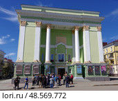 Туристы у бывшего кинотеатра "Металлург" (семейное кафе "Тэмле"). Башкортостан, город Белорецк, улица Карла Маркса, 70а. Редакционное фото, фотограф Алексей Иванов / Фотобанк Лори