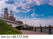 Бизнес-центр "Красные Холмы", отель «Swissotel Красные Холмы». Московский международный Дом музыки (ММДМ). Космодамианская набережная, Район Замоскворечье. И высотное здание на Котельнической набережной вдалеке. Город Москва. Россия (2016 год). Редакционное фото, фотограф Елена Ларионова / Фотобанк Лори