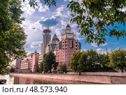 Бизнес-центр "Красные Холмы", отель «Swissotel Красные Холмы». Московский международный Дом музыки (ММДМ). Космодамианская набережная, Район Замоскворечье. Город Москва. Россия (2016 год). Редакционное фото, фотограф Елена Ларионова / Фотобанк Лори