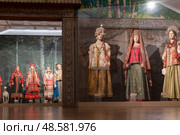 Женские праздничные костюмы. Крестьянское сословие. Экспозиция Музея сословий России в галерее Ильи Глазунова. Москва. Редакционное фото, фотограф Pukhov K / Фотобанк Лори