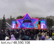 Празднование Дня Победы 9 мая 2025 года в городе Екатеринбурге, главная сцена на Плотинке в историческом сквере центра города, Victory Day celebration on May 9, 2025 in Yekaterinburg, the main stage on Plotinka in the historical square of the city center. Редакционное фото, фотограф Юрий Карачев / Фотобанк Лори