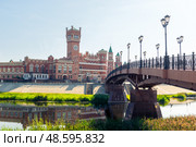 Beautiful cast iron bridge against the backdrop of the Republican Puppet Theater in Yoshkar-Ola. Russia (2022 год). Стоковое фото, фотограф Константин Лабунский / Фотобанк Лори