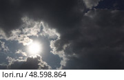 Таймлапс. Тучи закрывают солнце на небе. Май. Timelapse. Clouds cover the sun in the sky. May. Стоковое видео, видеограф Горшков Александр / Фотобанк Лори
