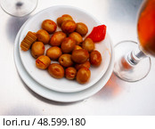 Pickled olives with a stone - a typical Spanish tapas. Стоковое фото, фотограф Яков Филимонов / Фотобанк Лори