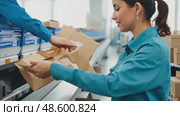 Logistics Teamwork: Female Worker Receiving Brown Paper Package from Colleague at Fulfillment Center Conveyor Belt. Illustrative of shipping process. Стоковое AI-видео, аниматор Данила Большаков / Фотобанк Лори