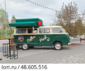 Кофейный фургон на городской улице. Красноярск. Редакционное фото, фотограф Михаил Павлов / Фотобанк Лори
