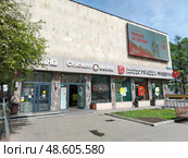 Красноярск. Фасад здания с рестораном Chicken Döner и пиццерией. Редакционное фото, фотограф Михаил Павлов / Фотобанк Лори